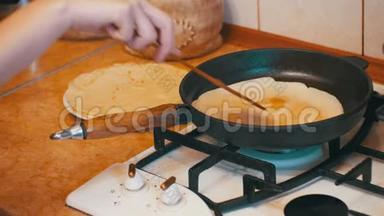 家庭厨房<strong>炒锅</strong>上的面团烤饼、平饼制作